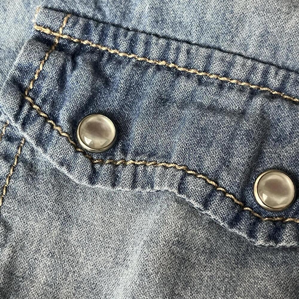 Wet Seal Chambray Button Down Shirt XS Pearl Snap Western Y2K Denim Cowgirl Top - Picture 8 of 9